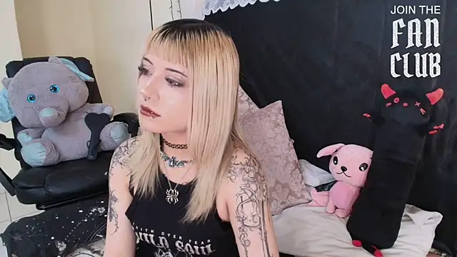 Snapshot of IvyBelle_ chatting on July 2026 11:24:02 AM IvyBelle online show from July 2026 11:24:02 AM