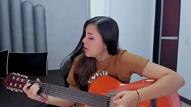 Charlotte-Star online show from November 2025 07:50:02 PM