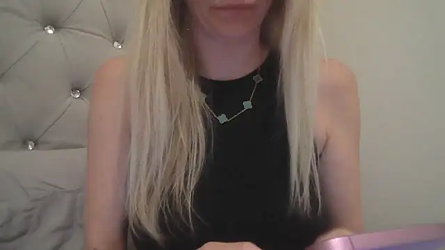 Snapshot of flirty_babe_x chatting on October 2025 10:43:02 PM flirty babe x online show from October 2025 10:43:02 PM