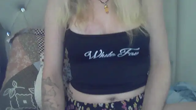 Snapshot of flirty_babe_x chatting on May 2026 07:20:01 PM flirty babe x online show from May 2026 07:20:01 PM