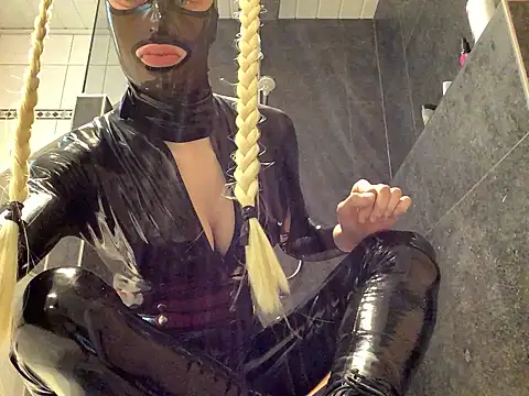 Snapshot of latexluisa chatting on April 2026 02:46:02 PM latexluisa online show from April 2026 02:46:02 PM