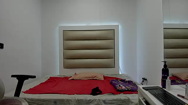 Luna and lindsy online show from November 2025 10:48:01 AM