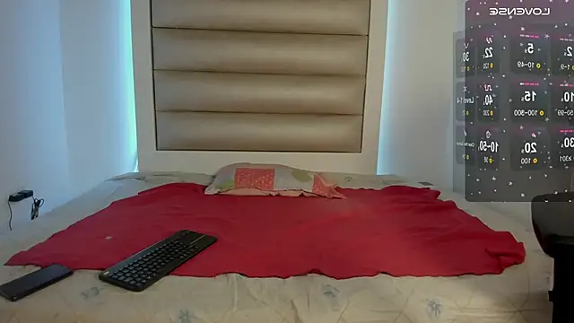 Luna and lindsy online show from November 2025 01:02:02 PM