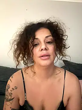 caramelandCurls online show from November 2025 10:43:02 PM