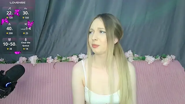 BabbbyFoxxx online show from December 2025 04:07:02 AM