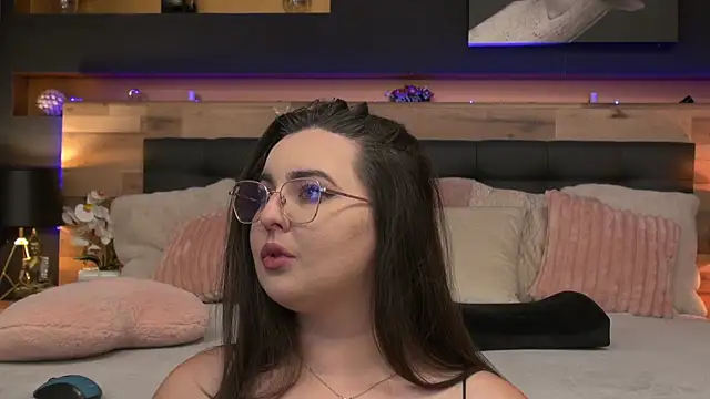 Mia Swano online show from August 2026 09:28:01 PM