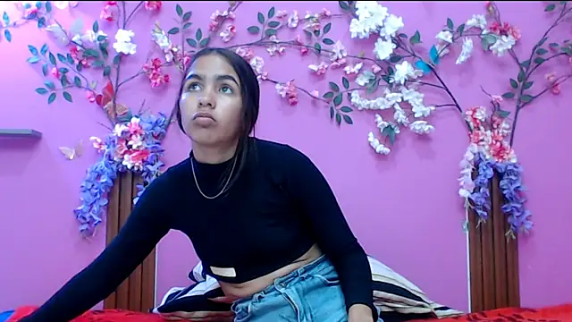 Snapshot of skinnysofia18 chatting on November 2025 01:28:01 PM skinnysofia18 online show from November 2025 01:28:01 PM