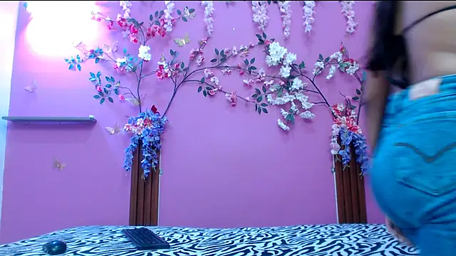 skinnysofia18 online show from April 2026 01:33:02 PM