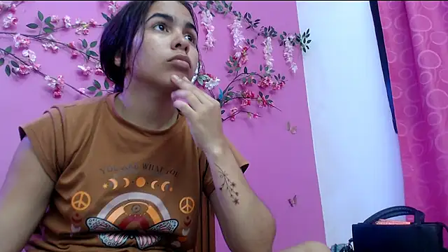 skinnysofia18 online show from June 2026 02:01:02 PM