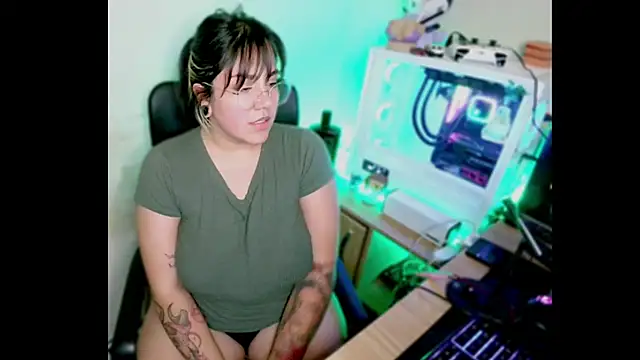 Snapshot of PinkDenial chatting on October 2025 02:50:02 AM PinkDenial online show from October 2025 02:50:02 AM