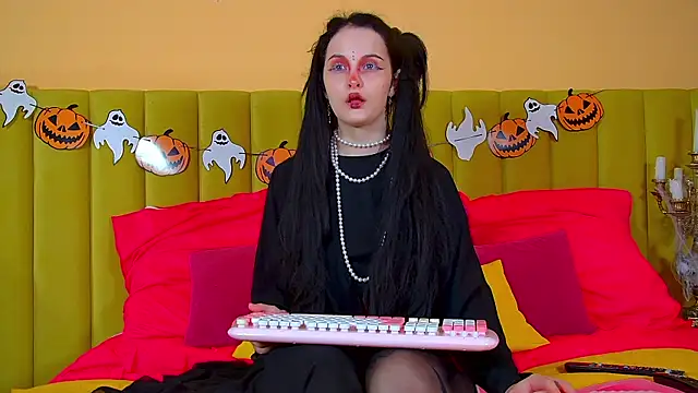 Snapshot of MollyMillsen chatting on October 2025 06:20:01 PM MollyMillsen online show from October 2025 06:20:01 PM