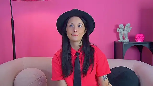 Snapshot of MollyMillsen chatting on November 2025 06:17:01 PM MollyMillsen online show from November 2025 06:17:01 PM