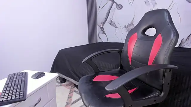 Snapshot of Hillarytonsonx chatting on September 2025 12:27:01 PM Hillarytonsonx online show from September 2025 12:27:01 PM