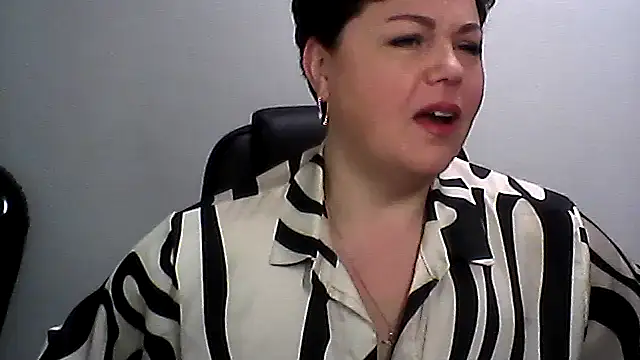 Snapshot of EllaLove2277 chatting on December 2025 05:37:02 AM EllaLove2277 online show from December 2025 05:37:02 AM