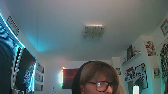 hellgirl1980 online show from October 2025 07:58:02 PM