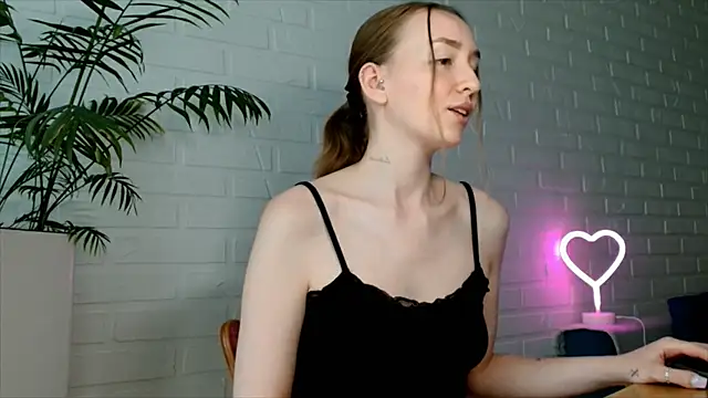 WhitePrincessLuna online show from July 2026 01:06:02 PM