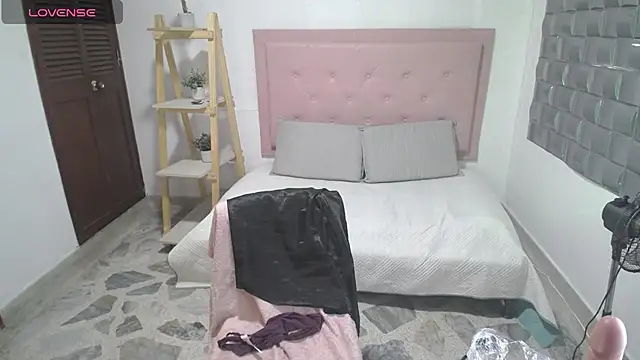 Dulce  Lovee online show from November 2025 01:00:02 PM