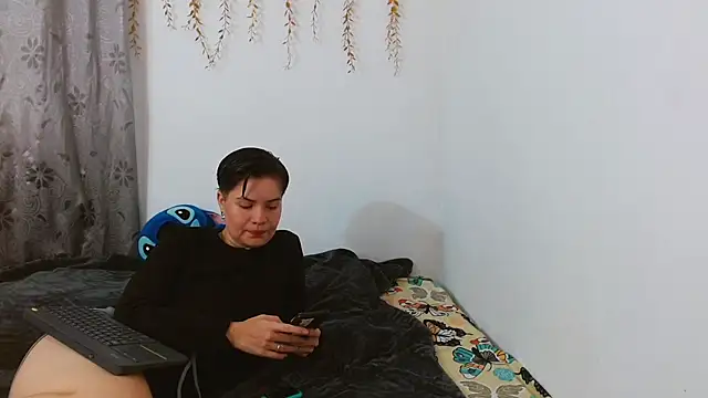 Snapshot of AmbarAndValery chatting on October 2025 04:33:02 AM AmbarAndValery online show from October 2025 04:33:02 AM