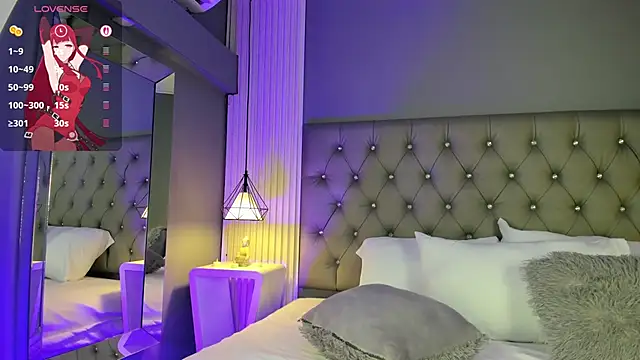 LunaBloomn online show from November 2025 05:56:01 PM