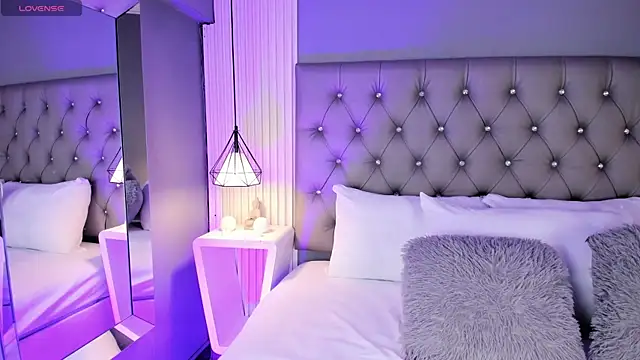 LunaBloomn online show from February 2026 05:09:02 PM