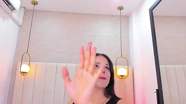 Snapshot of Dream_nena chatting on November 2025 08:21:02 PM Dream nena online show from November 2025 08:21:02 PM