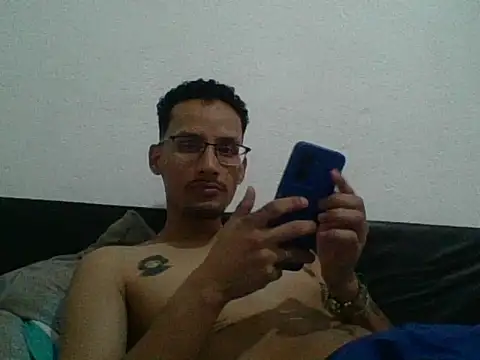 Snapshot of bluc96cm chatting on November 2025 04:33:01 AM bluc96cm online show from November 2025 04:33:01 AM