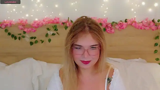 Snapshot of Lilith_Bonheur chatting on December 2025 09:23:02 PM Lilith Bonheur online show from December 2025 09:23:02 PM