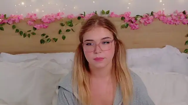 Snapshot of Lilith_Bonheur chatting on December 2025 01:34:01 AM Lilith Bonheur online show from December 2025 01:34:01 AM