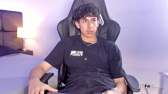 Aaron Spencer13 online show from October 2025 06:05:01 PM