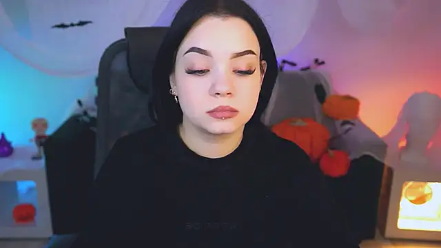 leslierowe  online show from October 2025 11:44:02 AM