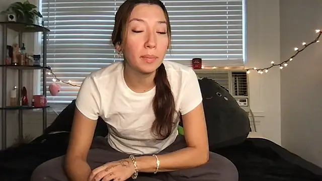 yoursweetestlilly online show from November 2025 04:06:01 PM