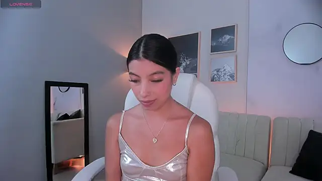 Tiffany Low online show from November 2025 04:43:02 PM