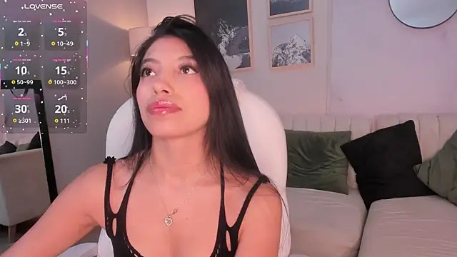 Tiffany Low online show from December 2025 01:07:01 PM