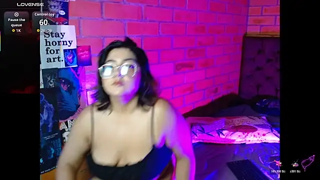 Snapshot of Roxy_f_w chatting on January 2026 10:12:02 PM Roxy f w online show from January 2026 10:12:02 PM