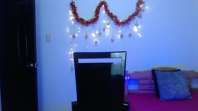 Snapshot of Gia_Dior chatting on December 2025 11:22:01 PM Gia Dior online show from December 2025 11:22:01 PM