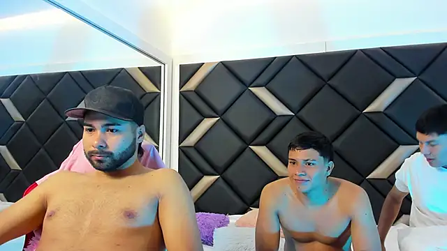 Snapshot of Hot_Threesomee chatting on November 2025 01:10:01 PM Hot Threesomee online show from November 2025 01:10:01 PM