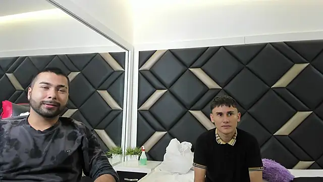 Snapshot of Hot_Threesomee chatting on November 2025 01:11:01 PM Hot Threesomee online show from November 2025 01:11:01 PM