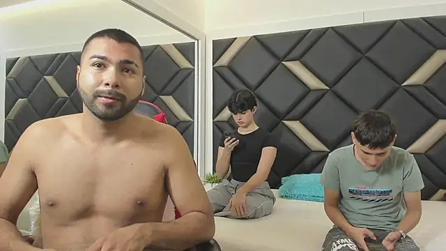 Snapshot of Hot_Threesomee chatting on December 2025 01:09:01 PM Hot Threesomee online show from December 2025 01:09:01 PM