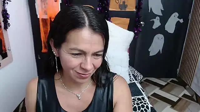 camilavargas  online show from October 2025 10:44:02 PM