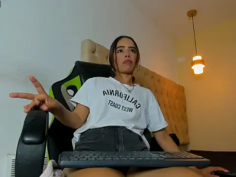 Naomis 35 online show from October 2025 07:36:02 PM