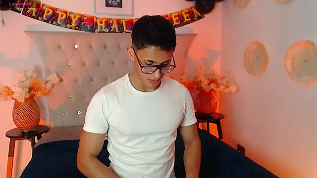 Snapshot of SalvadorFit chatting on October 2025 08:30:02 PM SalvadorFit online show from October 2025 08:30:02 PM