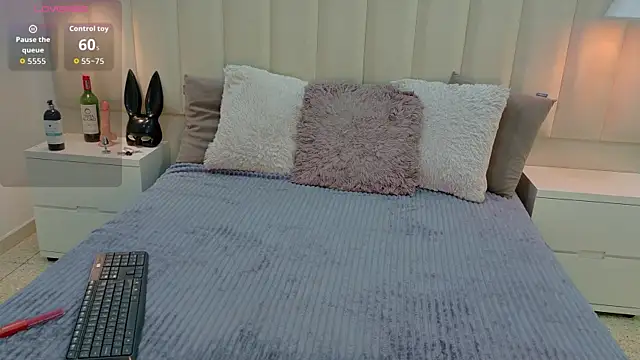 AteneaRoldan online show from October 2025 04:15:01 AM