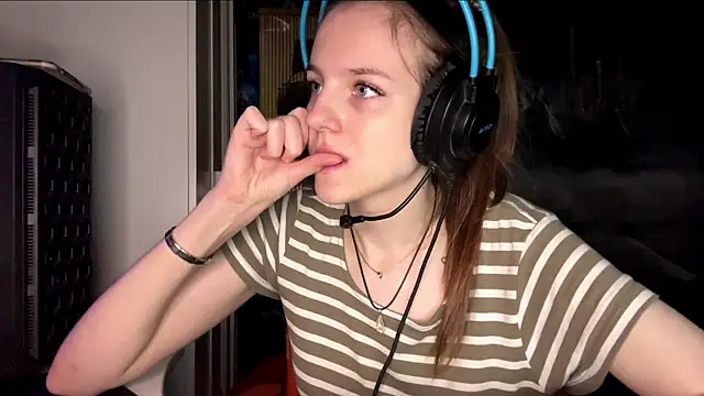 Elira Breeze online show from November 2025 01:45:01 PM