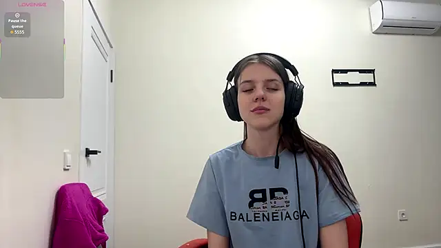 Elira Breeze online show from February 2026 01:16:02 PM