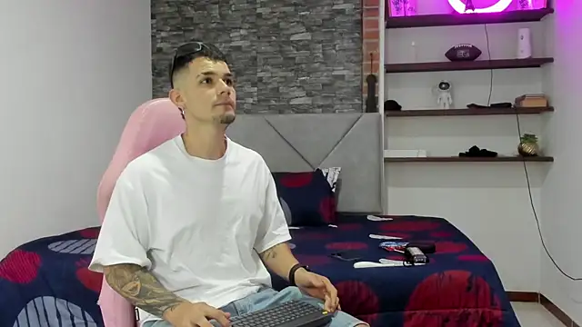 BooyHott  online show from February 2026 07:37:01 PM