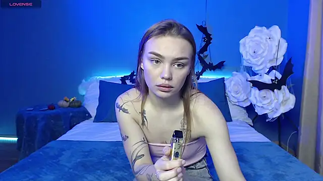 KitsyMoore online show from November 2025 01:23:02 PM