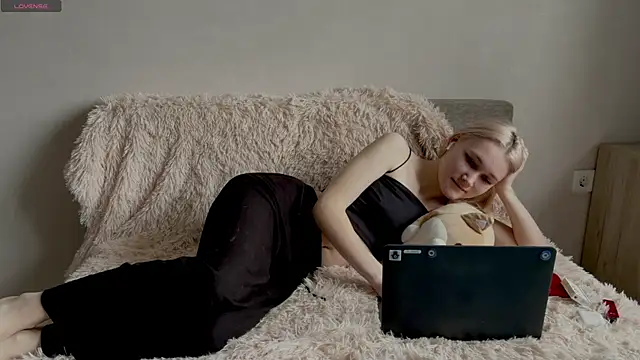 TwinedPeril online show from December 2025 07:06:02 AM