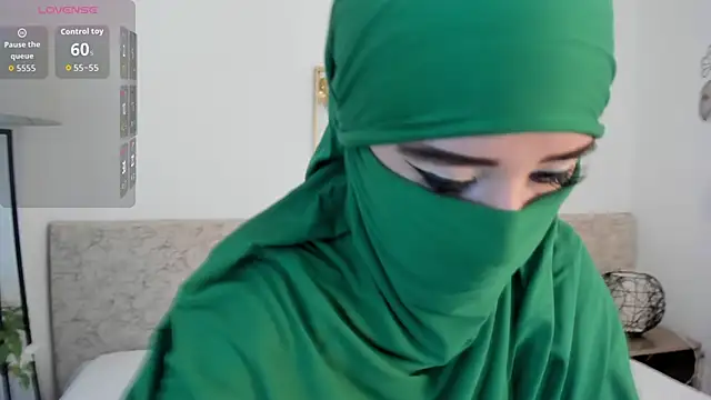 Snapshot of _Malak chatting on November 2025 06:19:02 PM Malak online show from November 2025 06:19:02 PM