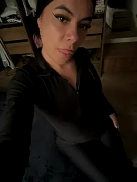 lindaa   online show from October 2025 09:13:01 PM