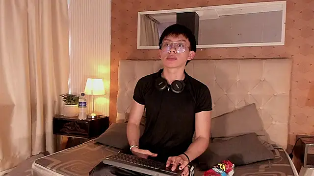 liam twiink online show from November 2025 06:52:01 PM